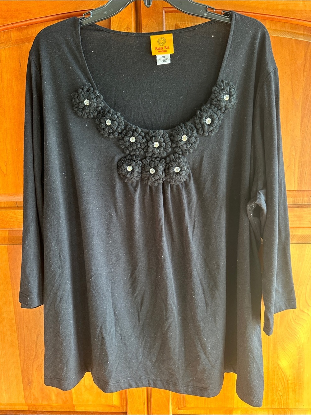 Ruby Rd. Black Scoop Neck Top, Floral knit Appliqués & Faceted Beads, 1X NWOT